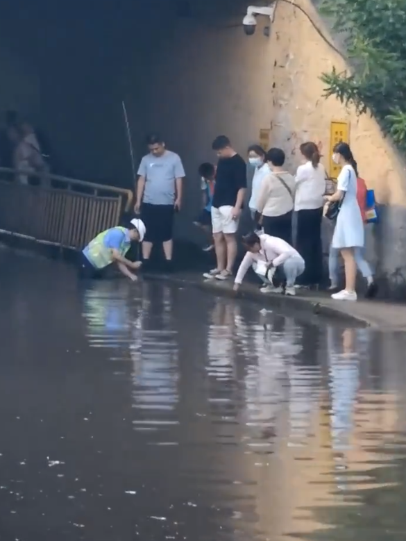 女警積水中疏通下水道1一小時(shí)，雨后涵洞積水原因及解決方案
